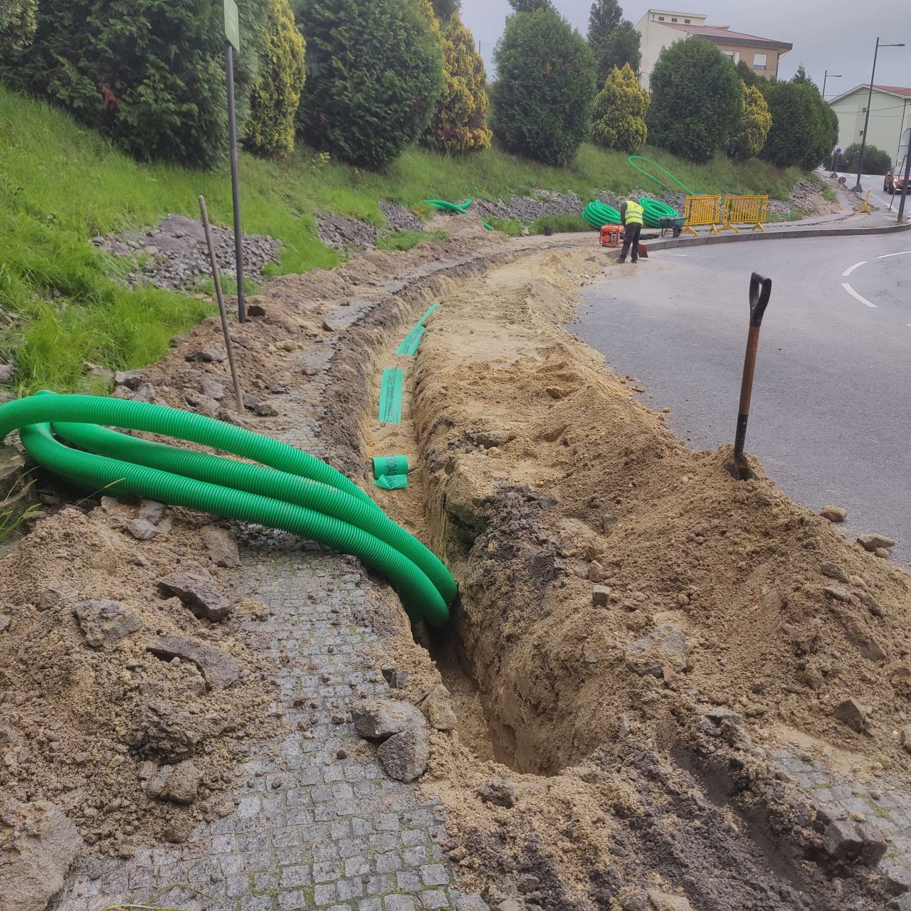 Abertura de vala e instalação de condutas, Portugal